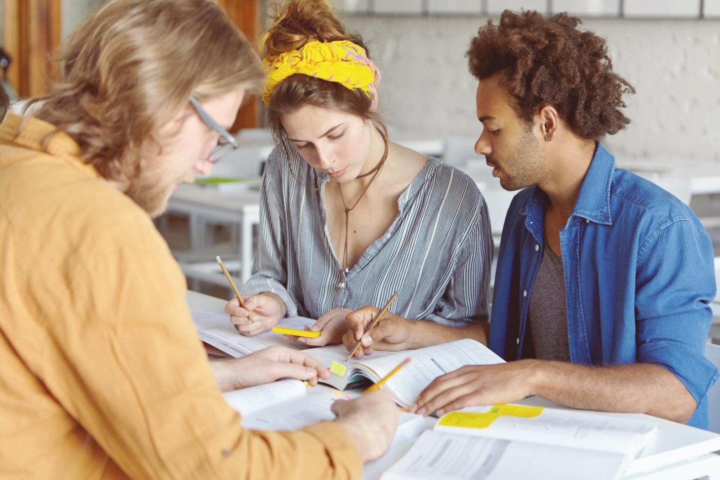 Sesión de análisis financiero con documentos y calculadora profesional