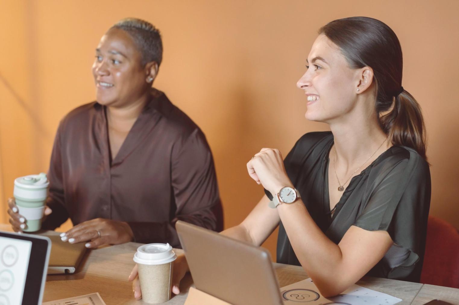 Equipo docente de Trainotechova Systems trabajando en análisis financiero